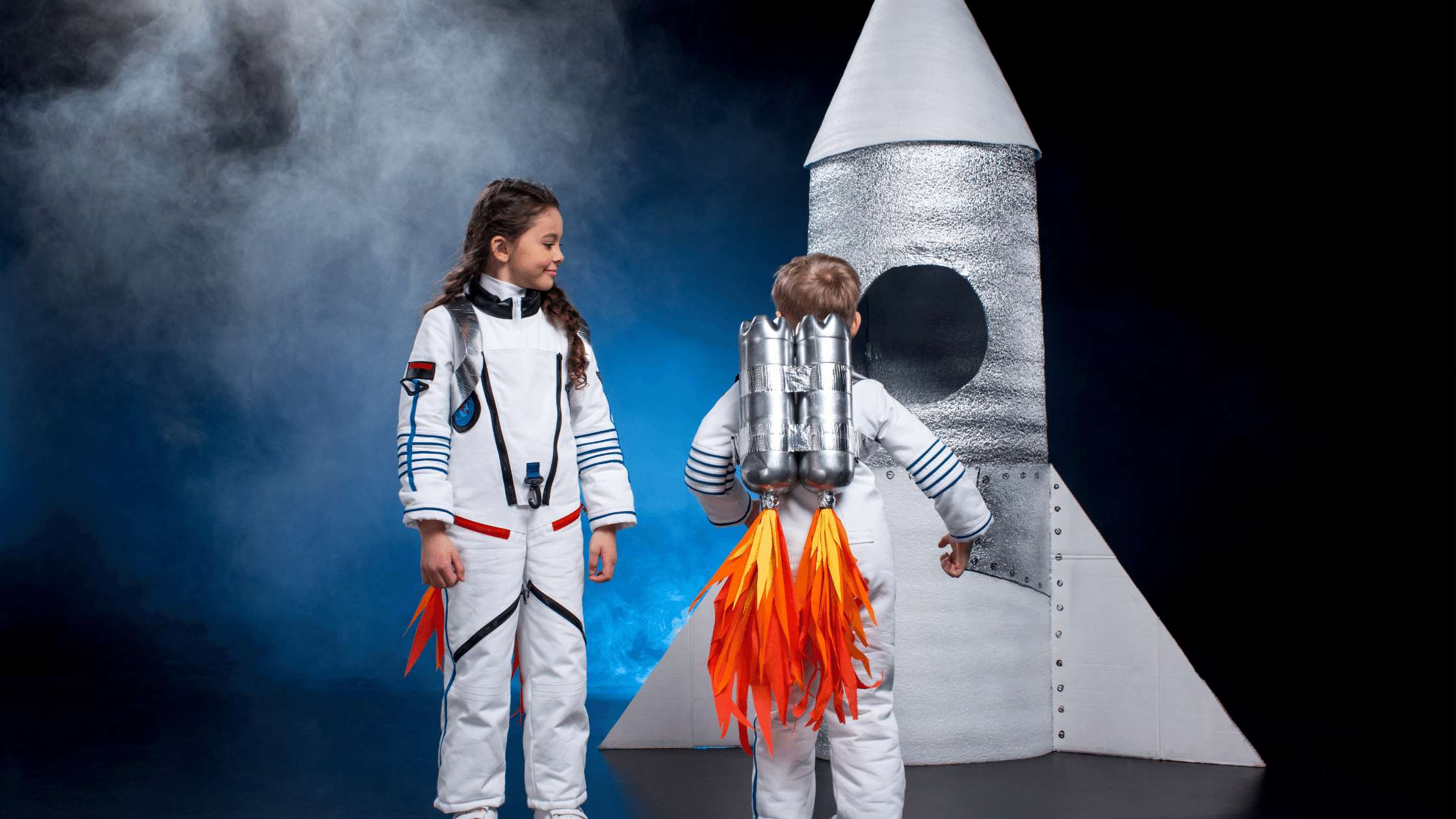 Ракета для фотозоны распечатать. Костюм Космонавта. Костюм ракеты. Детский костюм космонавт. Мальчик в костюме Космонавта с ракетой.