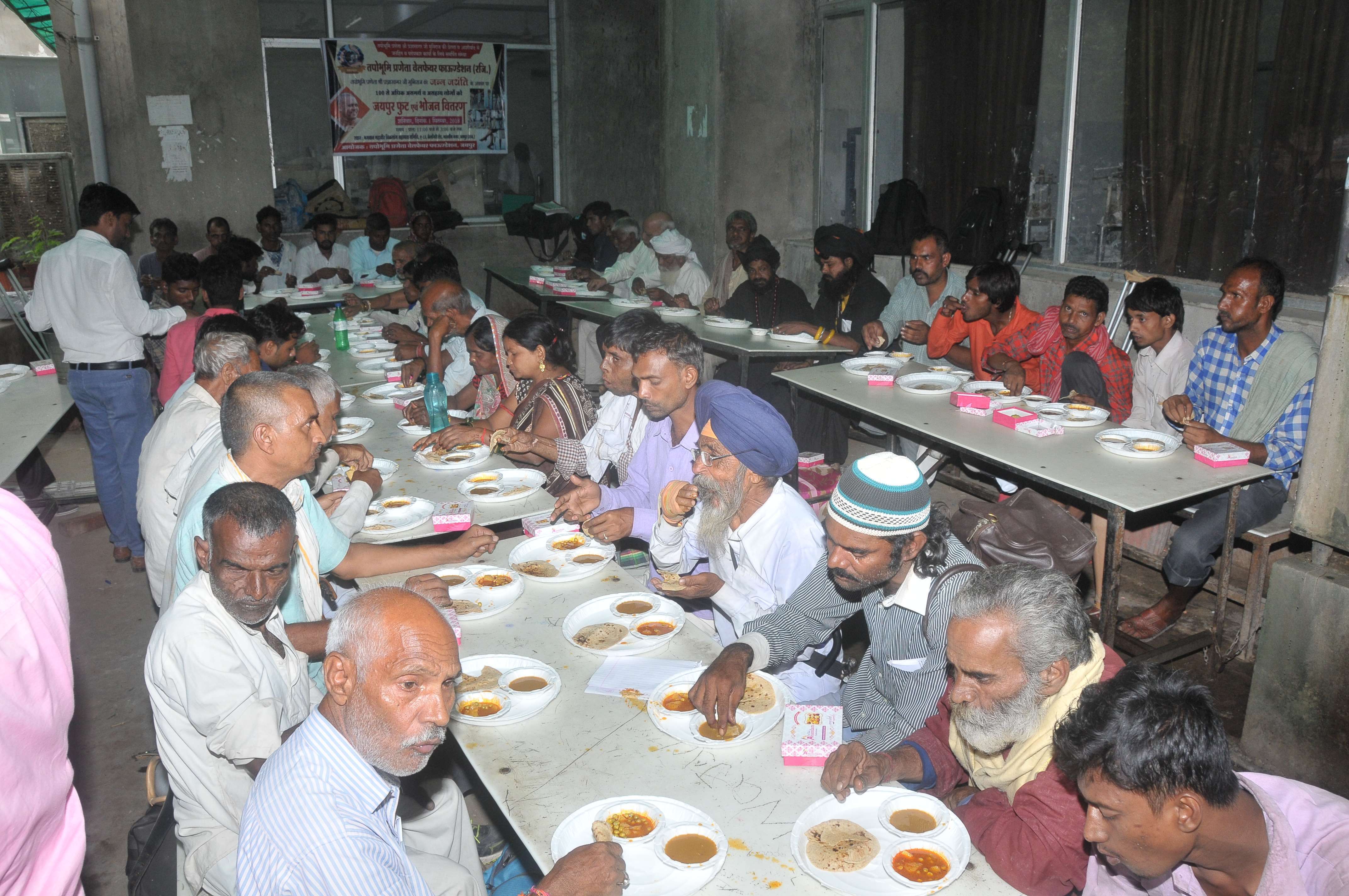 Spreading the Love: We distributed food and clothes in various areas of Jaipur in association with Tapobhumi Praneta Welfare Foundation